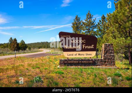 Panneau de la rue Modoc National Forest situé dans le nord-est de la Californie. Banque D'Images