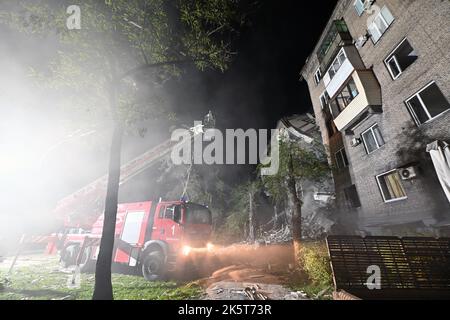 Zaporizhzhia, Ukraine. 10th octobre 2022. ZAPORIZHHIA, UKRAINE - le 10 OCTOBRE 2022 - les sauveteurs éteignent l'incendie causé par une frappe de missiles russes sur un bâtiment résidentiel, Zaporizhzhia, dans le sud-est de l'Ukraine. Credit: UKRINFORM/Alamy Live News Banque D'Images