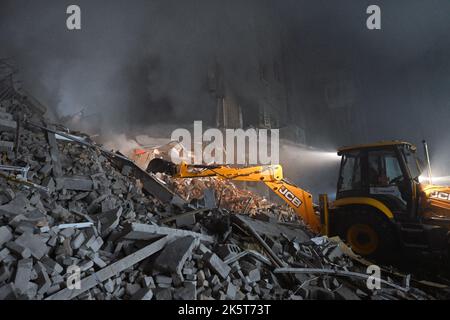 Zaporizhzhia, Ukraine. 10th octobre 2022. ZAPORIZHHIA, UKRAINE - 10 OCTOBRE 2022 - Un bâtiment résidentiel détruit à la suite d'une frappe de missiles russes, Zaporizhzhia, dans le sud-est de l'Ukraine. Credit: UKRINFORM/Alamy Live News Banque D'Images