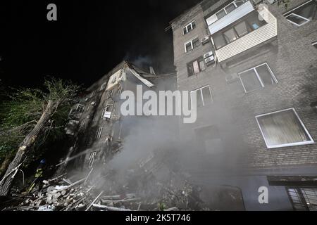 Zaporizhzhia, Ukraine. 10th octobre 2022. ZAPORIZHHIA, UKRAINE - 10 OCTOBRE 2022 - Un bâtiment résidentiel détruit à la suite d'une frappe de missiles russes, Zaporizhzhia, dans le sud-est de l'Ukraine. Credit: UKRINFORM/Alamy Live News Banque D'Images