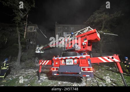 Zaporizhzhia, Ukraine. 10th octobre 2022. ZAPORIZHHIA, UKRAINE - le 10 OCTOBRE 2022 - les sauveteurs éteignent l'incendie causé par une frappe de missiles russes sur un bâtiment résidentiel, Zaporizhzhia, dans le sud-est de l'Ukraine. Credit: UKRINFORM/Alamy Live News Banque D'Images