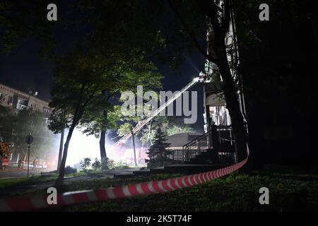 Zaporizhzhia, Ukraine. 10th octobre 2022. ZAPORIZHHIA, UKRAINE - le 10 OCTOBRE 2022 - les sauveteurs éteignent l'incendie causé par une frappe de missiles russes sur un bâtiment résidentiel, Zaporizhzhia, dans le sud-est de l'Ukraine. Credit: UKRINFORM/Alamy Live News Banque D'Images