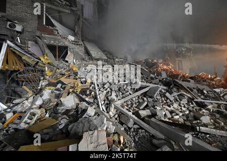 Zaporizhzhia, Ukraine. 10th octobre 2022. ZAPORIZHHIA, UKRAINE - 10 OCTOBRE 2022 - Un bâtiment résidentiel détruit à la suite d'une frappe de missiles russes, Zaporizhzhia, dans le sud-est de l'Ukraine. Credit: UKRINFORM/Alamy Live News Banque D'Images