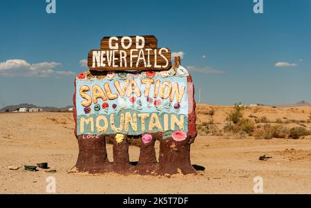 La montagne du salut est un environnement visionnaire à flanc de colline près de Slab City dans le désert californien du comté impérial créé par Leonard Knight Banque D'Images