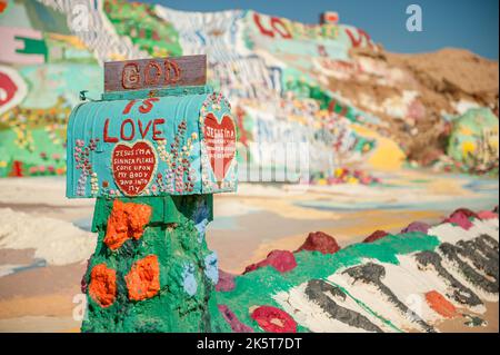 La montagne du salut est un environnement visionnaire à flanc de colline près de Slab City dans le désert californien du comté impérial créé par Leonard Knight Banque D'Images