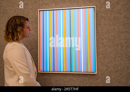 Londres, Royaume-Uni. 10 octobre 2022 . BRIDGET RILEY (B. 1931) passe 1981, estimation: £600 000 - £800 000 à l'aperçu de Bonhams après-guerre et vente d'art contemporain. La vente a lieu le 13 octobre à Bonhams New Bond Street. Credit: amer ghazzal / Alamy Live News. Banque D'Images