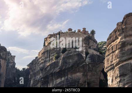 Le monastère Saint-Varlaam aux rayons du soleil couchant. Meteora, Grèce Banque D'Images