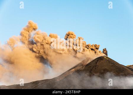 D'énormes nuages de cendres volcaniques s'enversent dans le cratère du sud-est de l'Etna, en Sicile. Les nuages de cendres provoquent souvent la fermeture de l'aéroport de Catane à proximité Banque D'Images