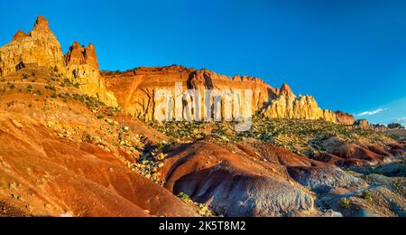 Circle Cliffs, avec plateau blanc sur les couches de grès d'Organ Rock, vue depuis Burr Trail Road, Sunrise, Grand Staircase-Escalante Natl Monument, Utah, États-Unis Banque D'Images