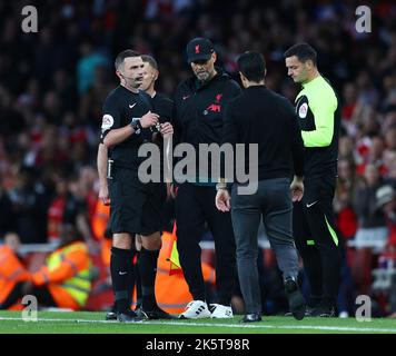 Londres, Royaume-Uni. 9th octobre 2022. L'arbitre Michael Oliver s'adresse à Mikel Arteta, directeur d'Arsenal, et Jurgen Klopp, directeur de Liverpool, lors du match de la Premier League au stade Emirates de Londres. Le crédit photo devrait se lire: David Klein/Sportimage crédit: Sportimage/Alay Live News Banque D'Images