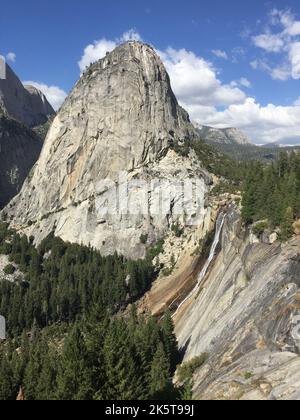 Une photo verticale de la chute du Nevada dans le parc national de Yosemite, en Californie
