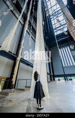 Londres, Royaume-Uni. 10th octobre 2022. Commission Hyundai : Cecilia Vicuña, forêt de cerveaux Quipu, dans la salle des turbines de Tate Modern. En spectacle du 11 octobre 2022 au 16 avril 2023. Crédit : Guy Bell/Alay Live News Banque D'Images