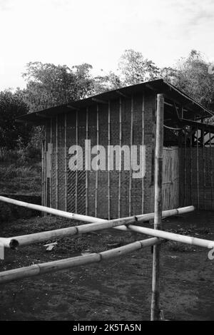 Hangar de stockage, photo monochrome des huttes de bambou utilisées comme stockage de riz dans la région de Bandung - Indonésie Banque D'Images