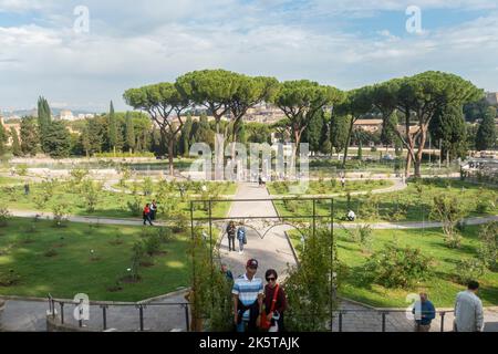 Rome, Italie - octobre 2022 - Roseto Comunale, la roseraie municipale, l'un des jardins les plus romantiques de Rome, sur la colline de l'Aventin Banque D'Images