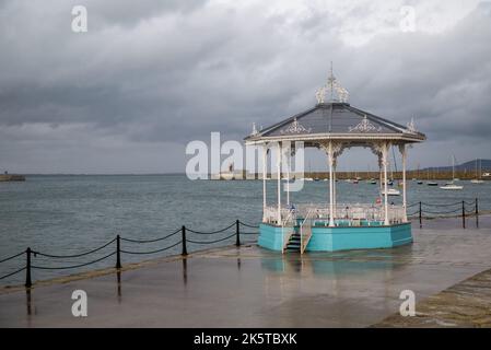 Kiosque victorien sur l'East Pier Dun Laoghaire Banque D'Images