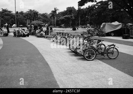 Bandung, West Java, Indonésie - 09 octobre 2022 : rangée de bicyclettes, photo monochrome de rangée de bicyclettes et de trishaws à louer sur place Banque D'Images