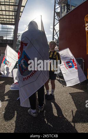 Aarhus, Danemark. 09th octobre 2022. Les fans de football de l'AGF ont vu avec des drapeaux avant le match Superliga de 3F entre le GF d'Aarhus et le FC Midtjylland au parc Ceres d'Aarhus. (Crédit photo : Gonzales photo/Alamy Live News Banque D'Images