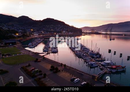Une belle vue sur le lever du soleil à Lyttelton Marina plein de bateaux en Nouvelle-Zélande Banque D'Images
