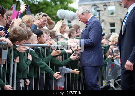 Photo du dossier datée du 25/06/16 du Roi, alors prince de Galles, saluant les écoliers au Diamant de Donegal Town lors d'une visite en République d'Irlande. Le Roi a envoyé un message de condoléances au Président de l'Irlande à la suite de la mort de 10 personnes dans une explosion à une station-service de Co Donegal. Date de publication : lundi 10 octobre 2022. Banque D'Images