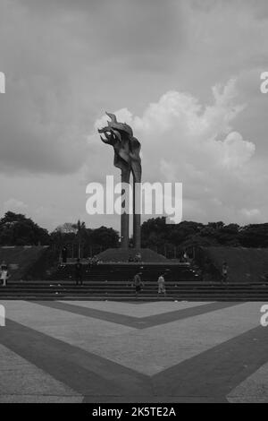 Bandung, West Java, Indonésie - 09 octobre 2022 : Monument de la ville, photo monochrome d'un feu et d'un monument en forme de torche au milieu de la ville Banque D'Images