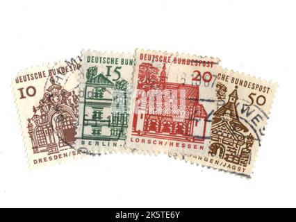 Montage de timbres-poste d'époque en provenance d'Allemagne sur fond blanc. Banque D'Images