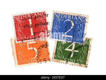 Montage de timbres-poste d'époque des pays-Bas sur fond blanc. Banque D'Images