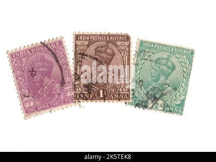 Montage de timbres-poste d'époque de l'Inde sur fond blanc. Banque D'Images