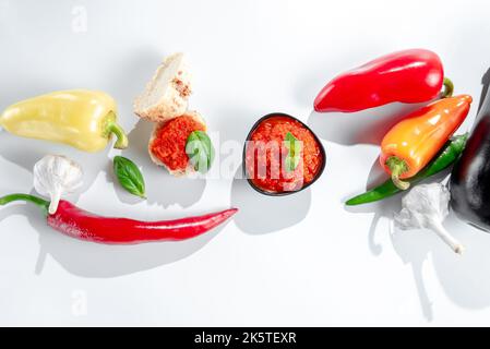 Pâte de légumes, caviar de légumes haché sur fond blanc. Ajika isolé sur fond blanc. Hot Saucel sur fond blanc. Isoler Banque D'Images