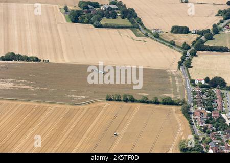 Un Spitfire de deux places en vol près de l'aérodrome de Goodwood, West Sussex, 2020. Banque D'Images