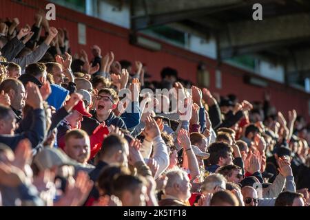 Les fans de football / football et les spectateurs sur la terrasse au stade applaudissent et applaudissent pendant le match. Banque D'Images