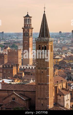 Renaissance Italie, vue sur le centre historique de Vérone avec la tour de l'église Sant' Anastasia (à droite) et la tour Lamberti, Vérone Italie Banque D'Images