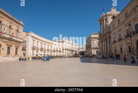 Syracuse, Italie - 09-16-2022: Vue panoramique de la Piazza Duomo à Ortigia avec de splendides bâtiments historiques Banque D'Images