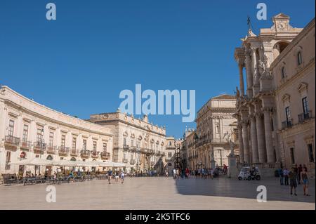 Syracuse, Italie - 09-16-2022: Vue panoramique de la Piazza Duomo à Ortigia avec de splendides bâtiments historiques Banque D'Images