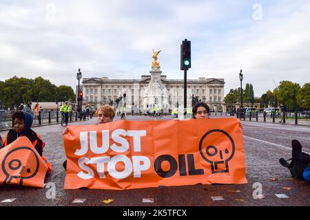 Londres, Royaume-Uni. 10th octobre 2022. Les activistes Just Stop Oil se collent à la route et bloquent le Mall près de Buckingham Palace, alors que le groupe d'action sur le climat poursuit ses manifestations quotidiennes exigeant que le gouvernement britannique cesse d'émettre de nouvelles licences de pétrole et de gaz. Credit: Vuk Valcic/Alamy Live News Banque D'Images