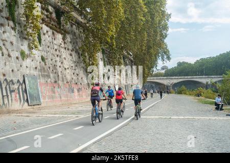 Rome, Italie - octobre 2022 - personnes faisant du vélo le long du Tibre Banque D'Images