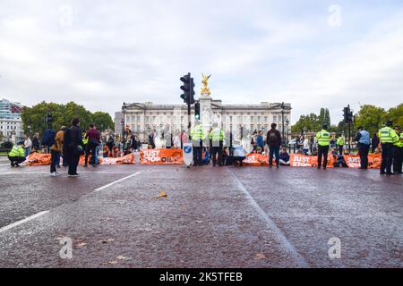 Londres, Royaume-Uni. 10th octobre 2022. Les activistes Just Stop Oil se collent à la route et bloquent le Mall près de Buckingham Palace, alors que le groupe d'action sur le climat poursuit ses manifestations quotidiennes exigeant que le gouvernement britannique cesse d'émettre de nouvelles licences de pétrole et de gaz. Credit: Vuk Valcic/Alamy Live News Banque D'Images