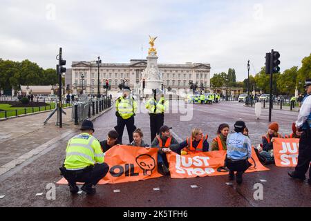 Londres, Royaume-Uni. 10th octobre 2022. Les activistes Just Stop Oil se collent à la route et bloquent le Mall près de Buckingham Palace, alors que le groupe d'action sur le climat poursuit ses manifestations quotidiennes exigeant que le gouvernement britannique cesse d'émettre de nouvelles licences de pétrole et de gaz. Credit: Vuk Valcic/Alamy Live News Banque D'Images