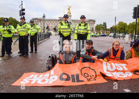 Londres, Royaume-Uni. 10th octobre 2022. Les activistes Just Stop Oil se collent à la route et bloquent le Mall près de Buckingham Palace, alors que le groupe d'action sur le climat poursuit ses manifestations quotidiennes exigeant que le gouvernement britannique cesse d'émettre de nouvelles licences de pétrole et de gaz. Credit: Vuk Valcic/Alamy Live News Banque D'Images