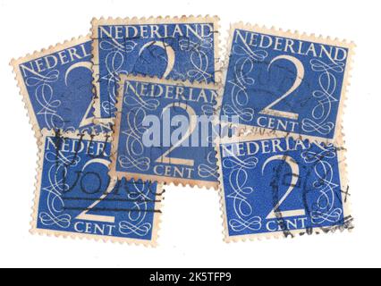 Montage de timbres-poste d'époque des pays-Bas sur fond blanc. Banque D'Images