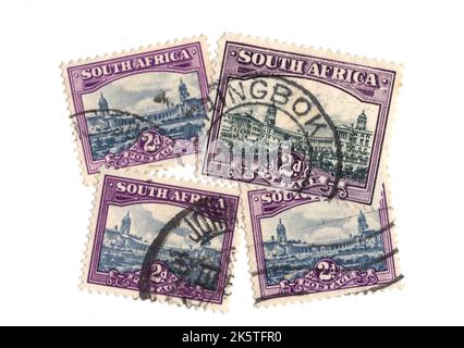 Montage de timbres-poste d'époque d'Afrique du Sud sur fond blanc. Banque D'Images