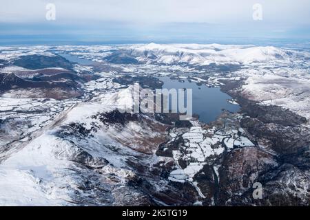 Derwent Water et une Moiden Moor enneigée, en regardant vers le nord, Lake District National Park, Cumbria, 2018. Banque D'Images