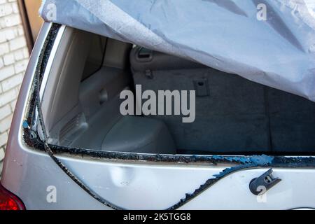 vitre arrière cassée de la voiture. les restes de verre de voiture dans la fenêtre Banque D'Images