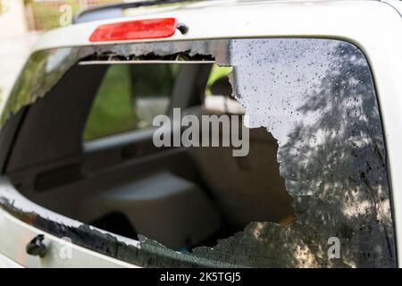 vitre arrière cassée de la voiture. les restes de verre de voiture dans la fenêtre Banque D'Images