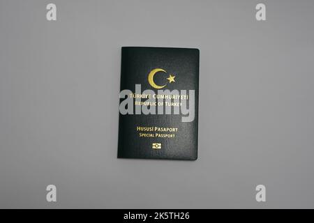 Passeport avec la Turquie et la monnaie turque, passeport et carte d'identité de la Turquie avec une lire turque (TL) dessus, sur fond de livre blanc Banque D'Images