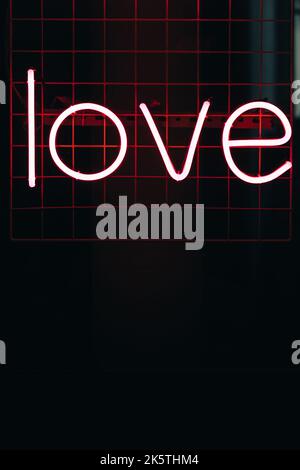 Signe de néon rouge brillant écrit amour avec espace de copie Banque D'Images