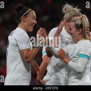 LONDRES ANGLETERRE - OCTOBRE 07 : Lauren Hemp, d'Angleterre, célèbre son but avec Lucy Bronze (Barcelone) d'England Women lors du Women's International Ven Banque D'Images