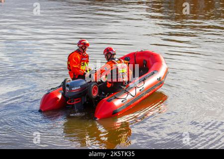 Preston, Lancashire. Météo au Royaume-Uni 10 octobre 2022. Belles conditions ensoleillées et calmes pour les services d'eau d'incendie et de secours de Preston. Les scénarios d'exercices sur les terrains d'incendie, l'équipe de secours d'urgence et le service des pompiers effectuent un sauvetage rapide de l'eau. Formation à la sécurité de l'eau et techniques de sauvetage de l'eau en utilisant LE BATEAU-côte ZODIAC MILPRO. Le bateau d'intervention d'urgence Zodiac Milpro ERB est utilisé par de nombreuses brigades de pompiers dans tout le Royaume-Uni, y compris de nombreux services d'incendie basés dans le nord de l'Angleterre. Crédit : MediaWorldImages/AlamyLive News Banque D'Images