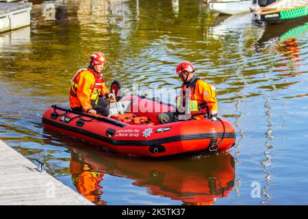 Preston, Lancashire. Météo au Royaume-Uni 10 octobre 2022. Belles conditions ensoleillées et calmes pour les services d'eau d'incendie et de secours de Preston. Les scénarios d'exercices sur les terrains d'incendie, l'équipe de secours d'urgence et le service des pompiers effectuent un sauvetage rapide de l'eau. Formation à la sécurité de l'eau et techniques de sauvetage de l'eau en utilisant LE BATEAU-côte ZODIAC MILPRO. Le bateau d'intervention d'urgence Zodiac Milpro ERB est utilisé par de nombreuses brigades de pompiers dans tout le Royaume-Uni, y compris de nombreux services d'incendie basés dans le nord de l'Angleterre. Crédit : MediaWorldImages/AlamyLive News Banque D'Images