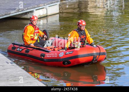 Preston, Lancashire. Météo au Royaume-Uni 10 octobre 2022. Belles conditions ensoleillées et calmes pour les services d'eau d'incendie et de secours de Preston. Les scénarios d'exercices sur les terrains d'incendie, l'équipe de secours d'urgence et le service des pompiers effectuent un sauvetage rapide de l'eau. Formation à la sécurité de l'eau et techniques de sauvetage de l'eau en utilisant LE BATEAU-côte ZODIAC MILPRO. Le bateau d'intervention d'urgence Zodiac Milpro ERB est utilisé par de nombreuses brigades de pompiers dans tout le Royaume-Uni, y compris de nombreux services d'incendie basés dans le nord de l'Angleterre. Crédit : MediaWorldImages/AlamyLive News Banque D'Images