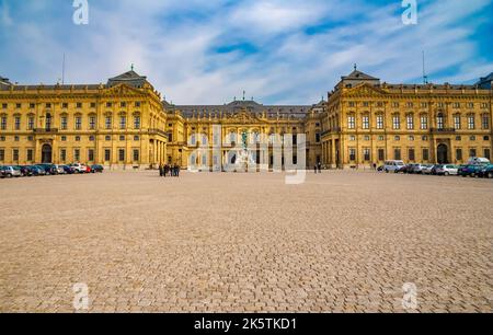 Belle vue panoramique sur la façade de la ville de la célèbre résidence Würzburg de style baroque en Allemagne. La place en face du palais, aussi... Banque D'Images